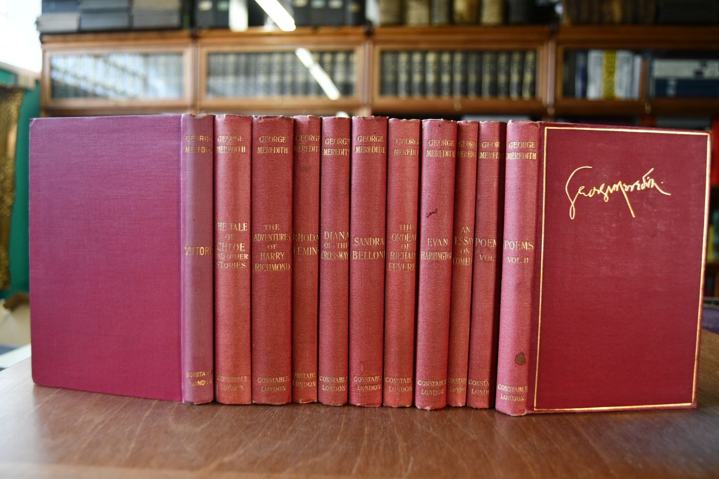Sammlung von 11 Bänden mit Arbeiten von George Meredith. Enthalten  1. Vittoria 2. Short Stories 3. The Adventure of Harry Richmond; 4. Rhoda Fleming; 5. Diana of the Crossways; 6. Sandra Belloni, Originally Emilia in England; 7. The Ordeal of Richard Feverel, A History of a Father and Son; 8. Evan Harrington, A Novel; 9. An Essay on Comedy and the Uses of the comic Spirit; 10. Poems Vol. I; 11. Poems Vol. II.