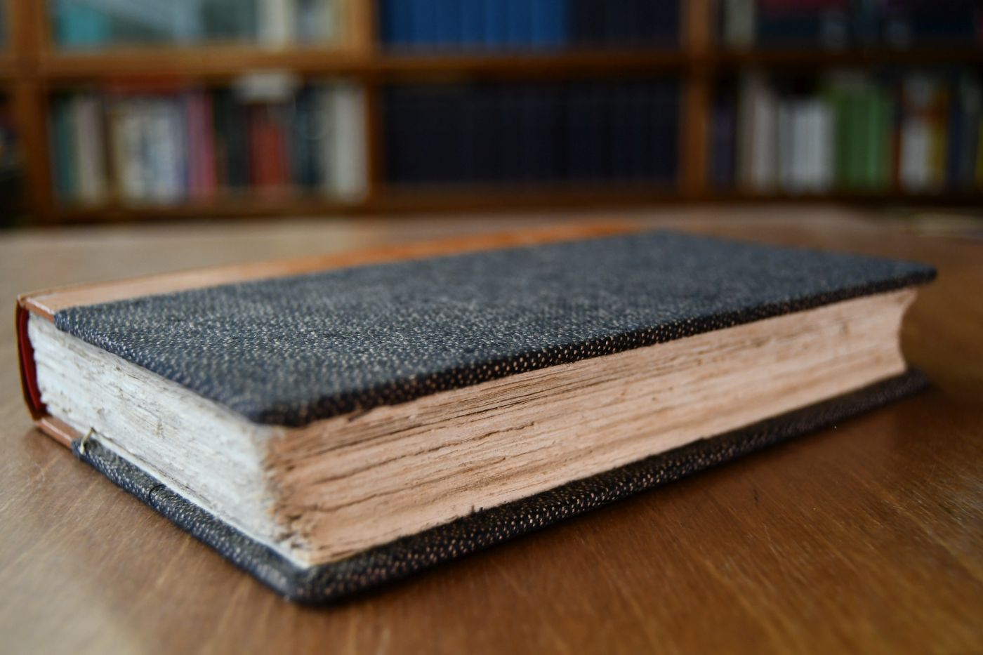 Anleitung zu der natürlichsten und leichtesten Art, Pferde abzurichten. Angebunden Bemerkungen und Noten zu Hünersdorfs Anleitung zu der natürlichsten und leichtesten Art Pferde abzurichten, als ein nöthiger Anhang zu diesem theoretisch-praktischen Meisterwerke der Reitkunst. Von Baptist Loiset, revidiert von S. v. Tennecker. 2. verb. Aufl., Cassel, J. C. Krieger, 1843 ohne Titel und die ersten vier Seiten.