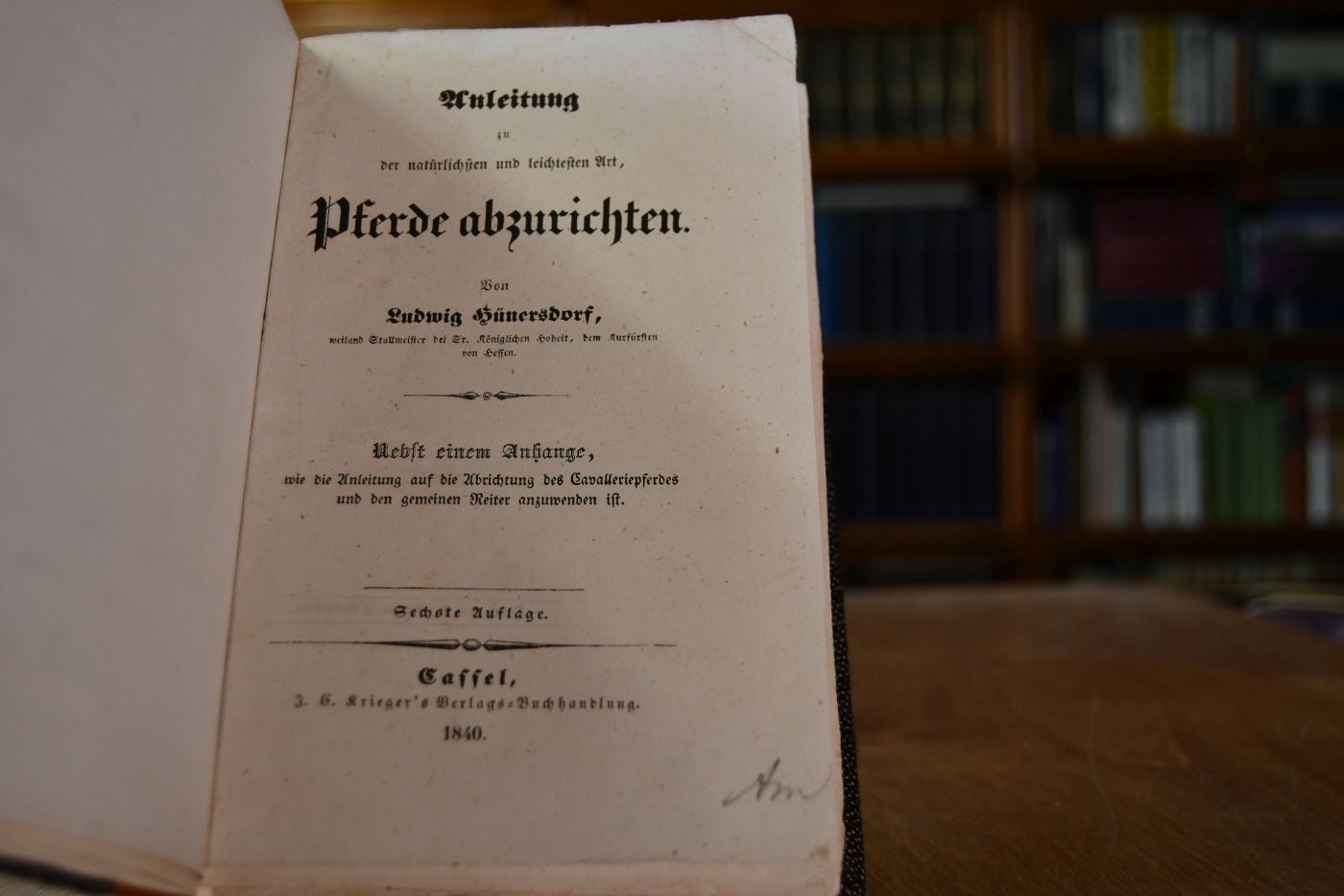 Anleitung zu der natürlichsten und leichtesten Art, Pferde abzurichten. Angebunden Bemerkungen und Noten zu Hünersdorfs Anleitung zu der natürlichsten und leichtesten Art Pferde abzurichten, als ein nöthiger Anhang zu diesem theoretisch-praktischen Meisterwerke der Reitkunst. Von Baptist Loiset, revidiert von S. v. Tennecker. 2. verb. Aufl., Cassel, J. C. Krieger, 1843 ohne Titel und die ersten vier Seiten.
