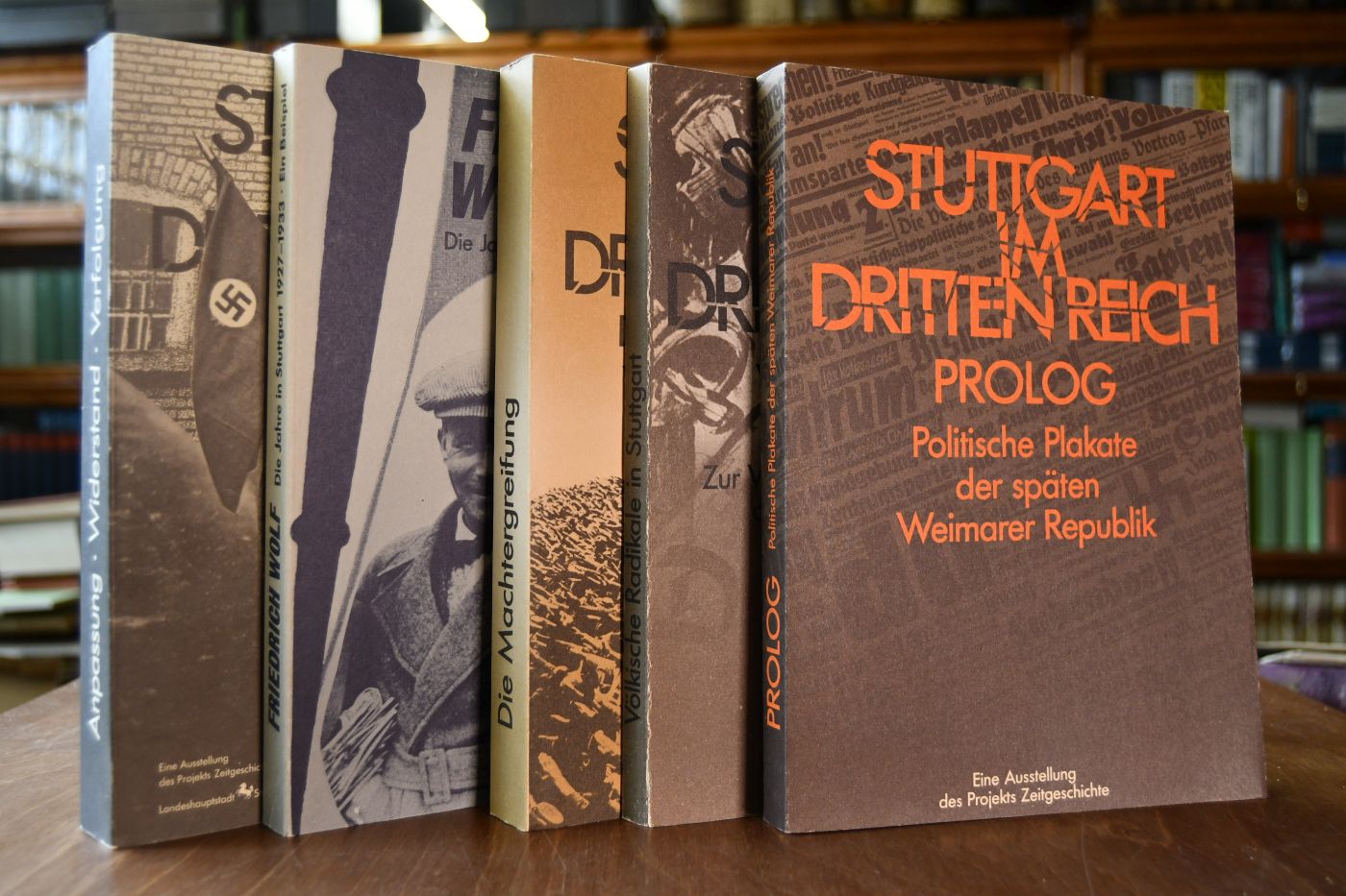 Stuttgart im Dritten Reich. 5 Bände 1. Prolog. Politische Plakate der späten Weimarer Republik. 2. Völkische Radikale in Stuttgart; Zur Vorgeschichte und Frühphase der NSDAP 1890 - 1925. 3. Die Machtergreifung. Von der republikanischen zur braunen Stadt. 4. Friedrich Wolf. Die Jahre 1927 - 1933. Ein Beispiel. 5. Anpassung, Widerstand, Verfolgung. Die Jahre von 1933 bis 1939.