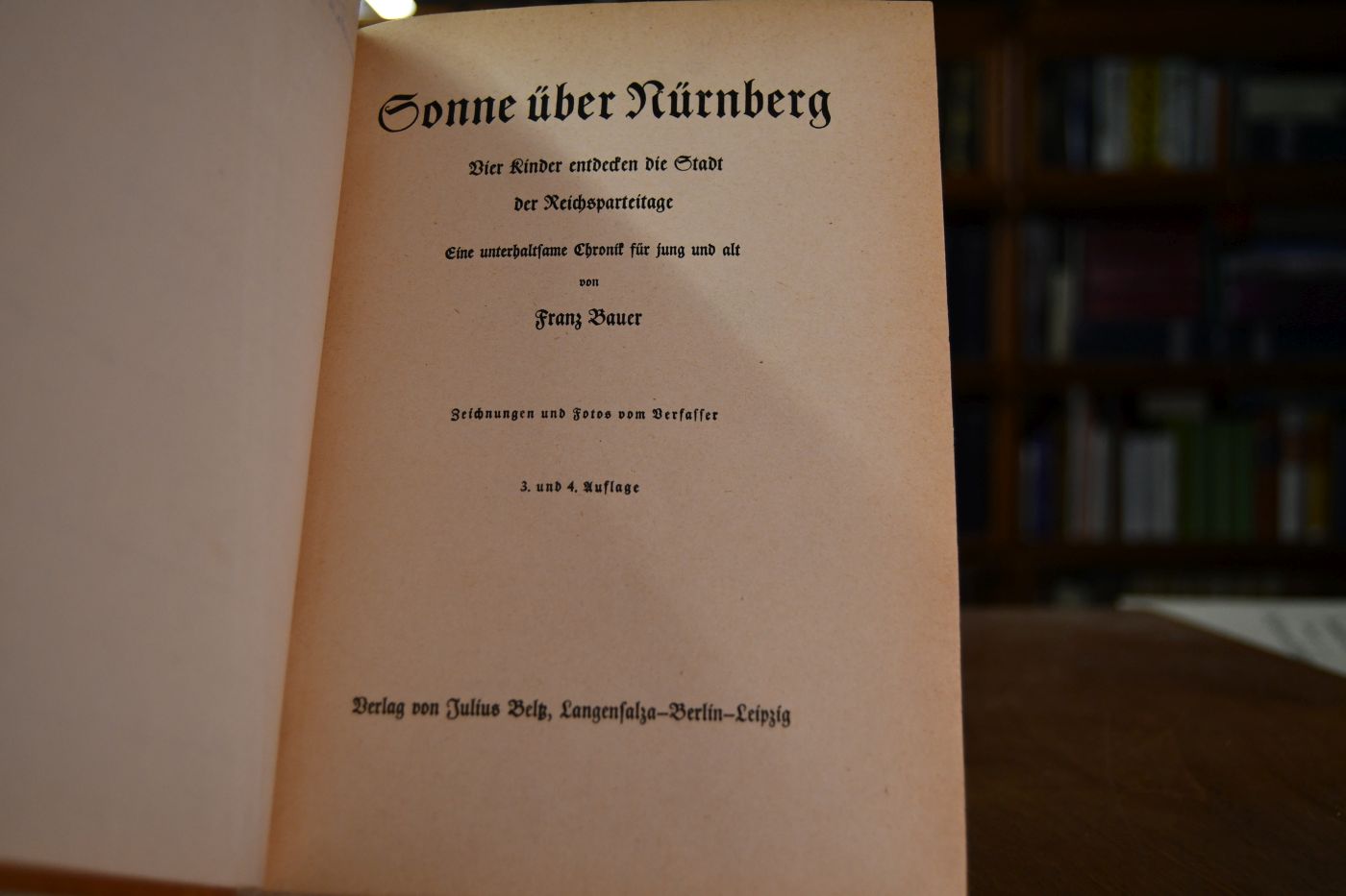 Sonne über Nürnberg. Drei Kinder entdecken die Stadt der Reichsparteitage.